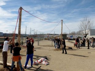 Els pares de l'escola El Gegant del Rec de Salt milloren el pati del centre