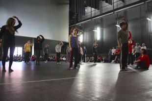 Uns 170 estudiants d'Olot aprenen el llenguatge de la dansa contemporània