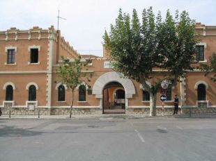 Detingut per llençar un paquet amb droga i mòbils al pati de la presó de Figueres