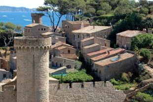 Tossa suspèn durant 6 mesos donar noves llicències d’habitatges d’ús turístic