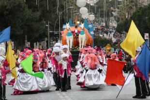 Uns 5.000 figurants i 65 colles participen a la rua de Carnestoltes de Platja d'Aro