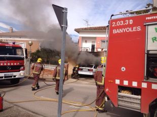 Crema un vehicle a l'interior d'un garatge a Besalú