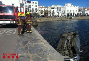 Un cotxe estacionat i sense ocupants es desfrena i cau al mar a Cadaqués