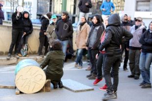 Dues activistes anti-MAT encadenen el braç a uns bidons amb ciment en ple Girona