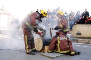 Denunciades per desordre públic les dues activistes anti-MAT encadenades
