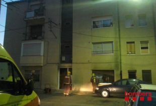 Uns desconeguts incendien cinc contenidors, dos cotxes i un local a Salt