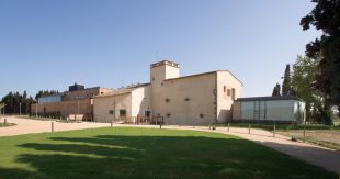 Reobre el restaurant de l'Hotel Molí del Mig amb el rellotge de sol restaurat