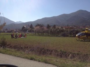 Un parapentista resulta ferit després de precipitar-se a un camp