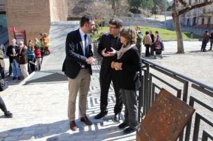 Girona instal·la una placa per recordar l'escriptor i polític Carles Rahola