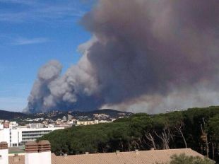 62 dotacions de Bombers treballen en un incendi a Vall-Llobrega