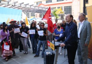 ERC de Sant Feliu de Guíxols demana 'dignitat' als polítics en una concentració davant l'Ajuntament