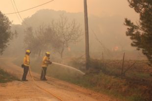 Els Bombers confien controlar el foc de les Gavarres les properes hores