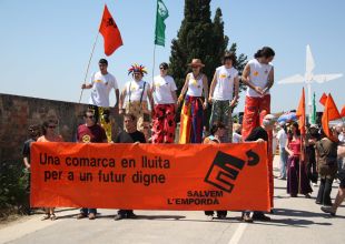 'Salvem l'Empordà' denuncia les agressions que està patint el territori amb una cercavila per la C-31 
