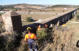 Figueres neteja la vegetació dels arcs del Castell de Sant Ferran