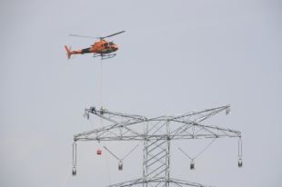 Comencen a posar el cable a les torres de la MAT entre Bescanó i Santa Llogaia