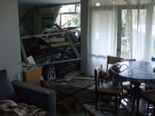 Detingut després d'encastar el cotxe contra una casa a Girona i destrossar-ne el menjador