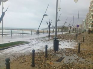 La llevantada deixa sorra, còdols i alguns carrers inundats al Baix Empordà
