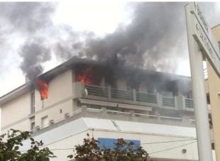Els Bombers treballen per apagar un espectacular incendi en un pis de Tossa