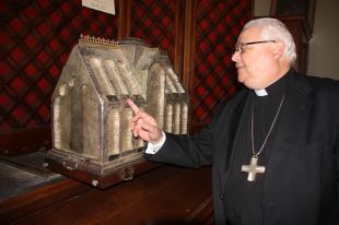 El Ministeri de Cultura comença la restauració de l'arqueta de Banyoles 