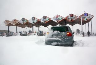 Un any de presó i inhabilitació a dos policies per robar mòbils durant la nevada del 2010