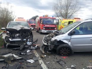 Sis ferits en un accident entre tres vehicles a Girona