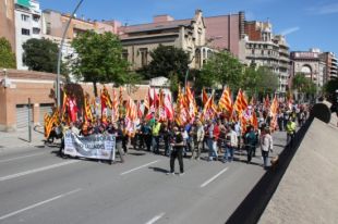 Uns 200 gironins surten al carrer per reclamar l'aturada de les retallades