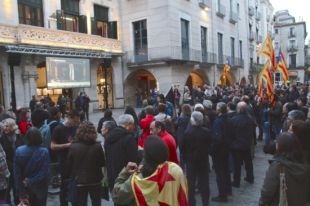 400 persones segueixen el debat de la consulta amb una pantalla gegant a Girona