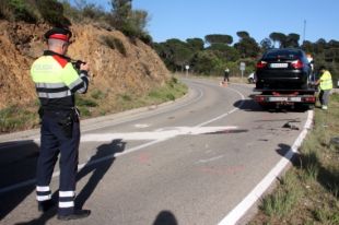 Mor un motorista de 46 anys en un xoc frontal amb un turisme a l'Alt Empordà
