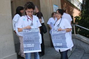 Sanitaris gironins es concentren contra el pla d'austeritat i qualifiquen 'd'injusta' la reducció de sous 