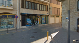 Un lladre amb ulleres de sol i perruca atraca a punta de pistola una sucursal de 'la Caixa'