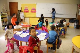 Una escola d'Olot obre les portes els diumenges per ensenyar xinès a asiàtics