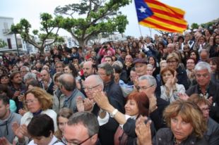 Un miler de persones donen suport a Cadaqués al jove agredit per la policia a Mestalla