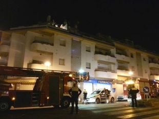 Una patrulla de la Policia Local de Blanes sufoca un incendi a un pis amb un extintor