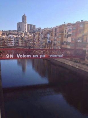 Òmnium reivindica el dret a decidir al Pont de les Peixateries Velles de Girona