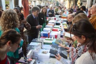 El bon temps garanteix un Sant Jordi multitudinari a Girona 