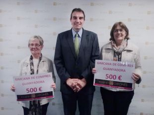 Espai Gironès fa entrega dels dos xecs de 500 euros per gastar en 30 minuts