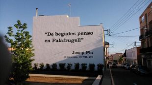 Una paret en homenatge a Josep Pla es converteix en un 'mem d'Internet'