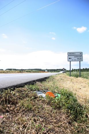 Moren dues persones en sortir de la via amb un cotxe a Garrigàs 