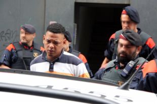 El jove que s'enfronta a 21 anys de presó per degollar la xicota a Salt, a judici