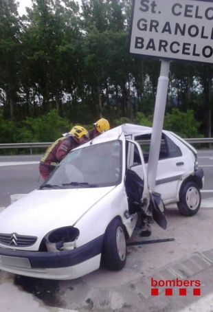 Una conductora ferida al encastar-se contra un senyal de trànsit
