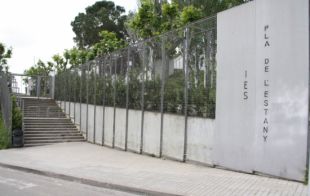 Un alumne de l'IES Pla de l'Estany parteix el llavi a un professor d'un cop de puny