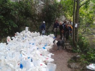 Pugen 3.000 quilos de material per reconstruir el refugi de Sant Aniol d'Aguja