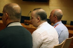 Sis anys de presó per apunyalar un veí que parlava per Internet amb la seva dona