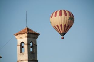 El fort vent frustra l''encrateració'' al volcà Montsacopa d'Olot