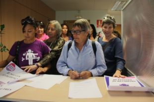 Unes 30 dones inscriuen el seu cos al Registre de la Propietat de Girona