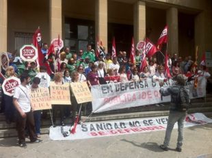Un centenar de concentrats contra les retallades al servei de neteja del Trueta