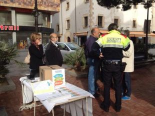 Els Mossos retiren la mesa del Multireferèndum a Lloret de Mar