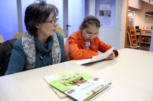 Avis de Pont Major apadrinen nens per engrescar-los a llegir 