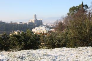 La neu enfarina bona part de les comarques gironines però no causa incidents 