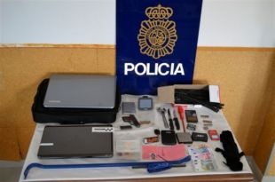 Detingut un home que duia armes i droga amagats a dins del seu vehicle